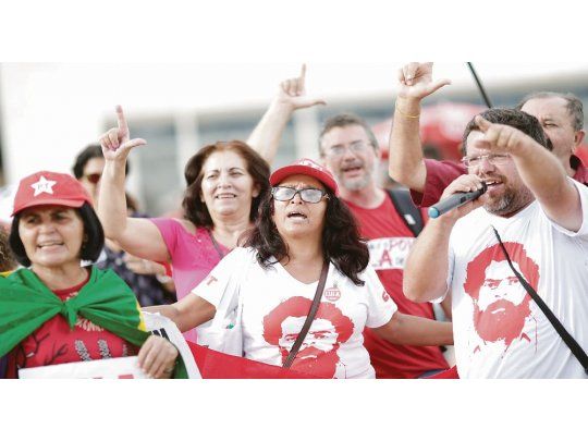 GRIETA. La división que vive Brasil se escenificó ayer en las calles. En Brasilia, hubo muestras de apoyo a Lula.