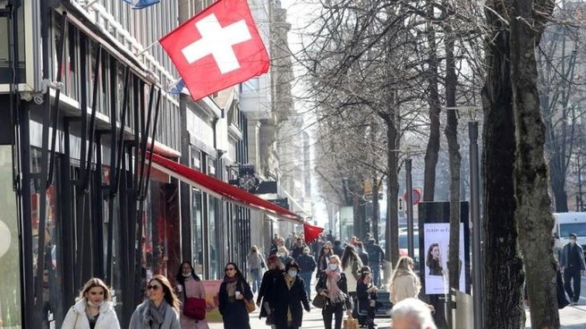 En un referéndum, la sociedad suiza votó en favor de otorgar un aguinaldo a jubilados y frenar el aumento de la edad jubilatoria. 