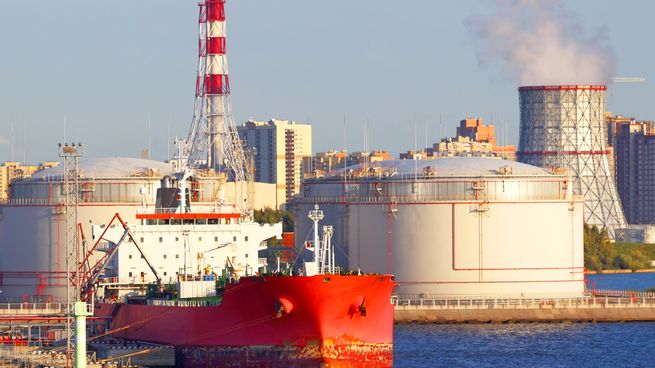 Esta salida de petróleo, dado que la producción se mantiene estable en Estados Unidos, ha reducido en 6,2 millones de barriles las reservas del país, mientras que las estratégicas disminuyeron en 7,1 millones de barriles.