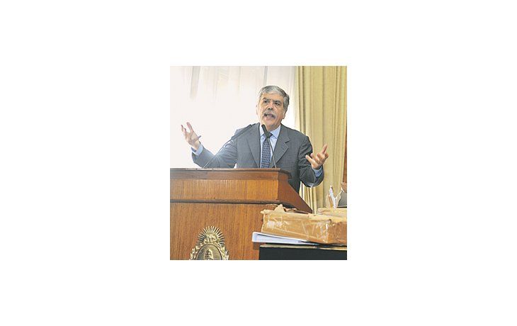 ámbito.com | Julio De Vido, ayer en un acto de licitación de obras hidroeléctricas, poco después de conocerse la renuncia de su secretario de Transporte.