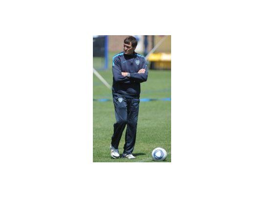Piensa. Julio Falcioni tiene a casi todos los jugadores disponibles y deberá elegir once.