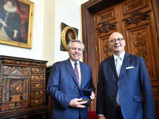 Antes de reunirse con Macron, Alberto Fernández recibió una condecoración de la Universidad de La Sorbona.