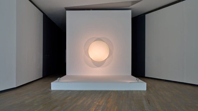 Estos artistas cambiaron el campo artístico desde 1960 hasta hoy y el título remite a la zona de sombra parcial que se sitúa entre la iluminación y la oscuridad.