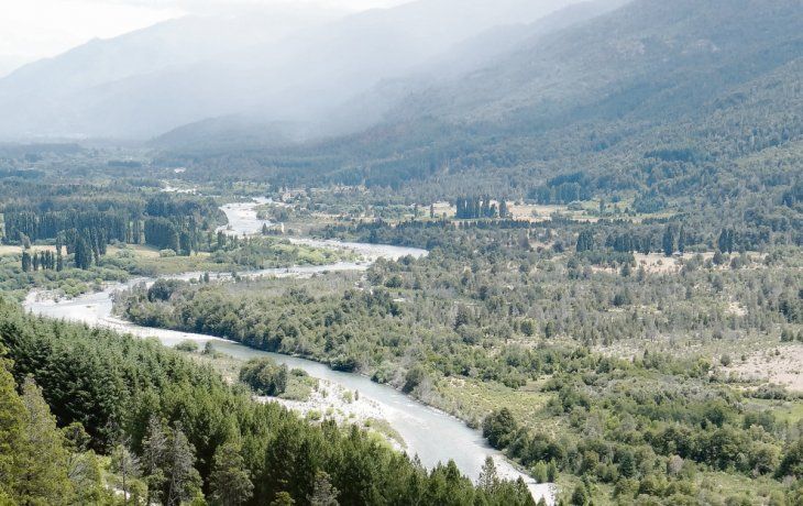 Desarrollo. El convenio prevé relevamientos en zonas del Lago Puelo para promover proyectos de desarrollo.
