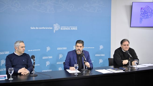 Carlos Bianco, junto a Andrés Larroque (Desarrollo de la Comunidad) y Javier Alonso (Seguridad).