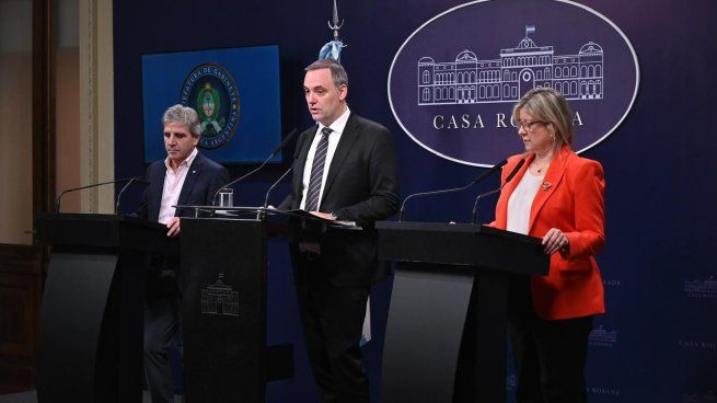 Manuel Adorni viaja junto a Luis Caputo a Mendoza.&nbsp;