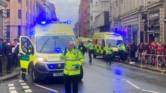 Un automóvil embistió a miles de peatones en Water Street.