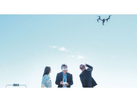 DRONE. Con gafas especiales y control remoto, el presidente Mauricio Macri supervisó obras en la Ruta 5 junto a María Eugenia Vidal y a Dietrich.