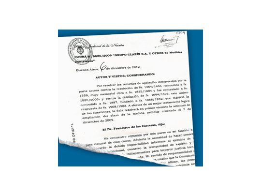 Copia del fallo que resolvió extender la medida cautelar en favor del monopolio Clarín. Hoy el Gobierno apelará la decisión ante la Corte Suprema.