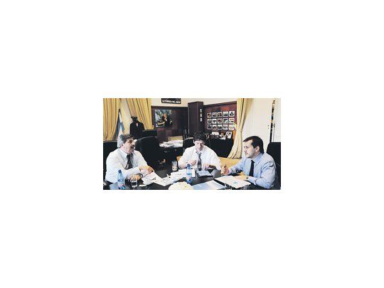 Juan Manuel Abal Medina, secretario de Comunicaciones, el vocero Alfredo Scoccimarro y Mariano Recaldese reunieron ayer para analizar la situación de Aerolíneas Argentinas y darle un aval a la gestión.