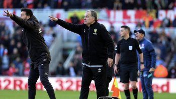 respira bielsa: leeds sigue en la cima por un empate en un interminable partido