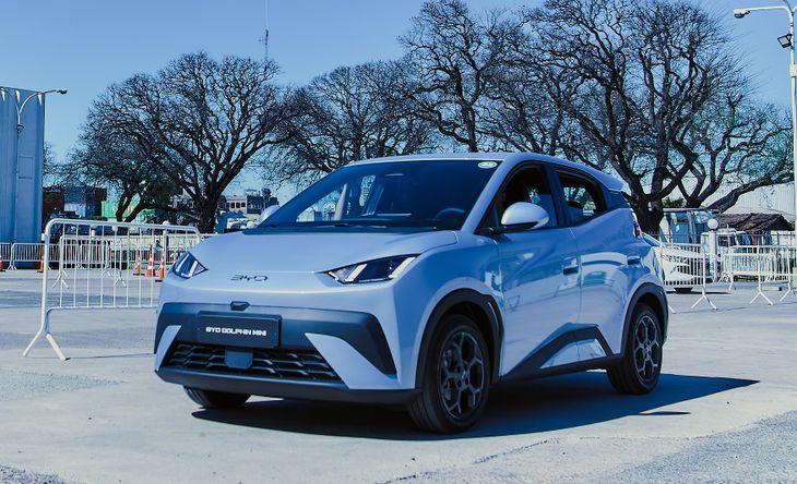 The BYD Dolphin Mini is a 100% electric hatchback with 380 km of autonomy. With prices starting at US$22,990, it is the most accessible model of the brand's debut in Argentina and aims for urban use.
