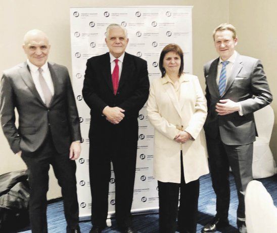 Liberales y radicales. Casi una cumbre liberal en la cena aniversario de la Fundación Naumann en la Argentina. Espert-López Murphy- Bullrich-, y Lars Richter, titular de la Fundación. Luis Naidenoff, Carolina Losada con noviazgo viento en popa, en Rosario, con López Murphy y Georgina Losada