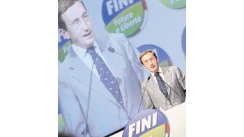 Gianfranco Fini ha pasado del posfascismo al conservadurismo moderno, y de aliado de Silvio Berlusconi a uno de sus críticos más duros. Ahora conminó al premier italiano para que renuncie.