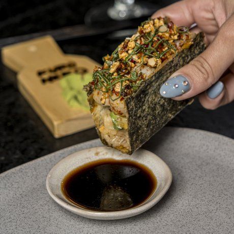 Como clásicos de la culinaria nikkei, las piezas combinan aderezos cítricos y picantes de intensidad moderada. Como clásicos de la culinaria nikkei, las piezas combinan aderezos cítricos y picantes de intensidad moderada.