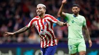 Correa marcó el gol de Atlético de Madrid, pero el VAR lo obligó a festejar en el banco de suplentes.
