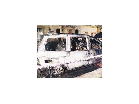 El vehículo de José Corral -un Peugeot 408- apareció incendiado ayer a la madrugada en pleno centro de la capital provincial.