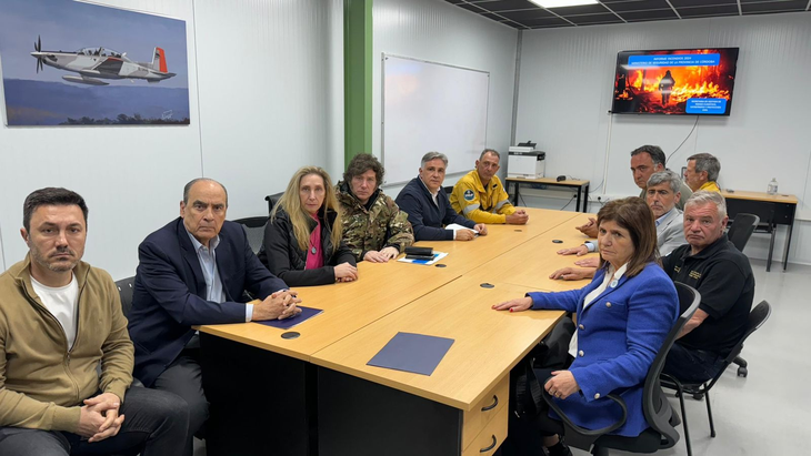 El presidente Javier Milei y su equipo reunido con el gobernador de Córdoba Martín Llaryora y funcionarios provinciales.