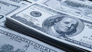 jornada de anuncios economicos: el dolar minorista trepo hasta los $700 en bancos y el blue rozo su record