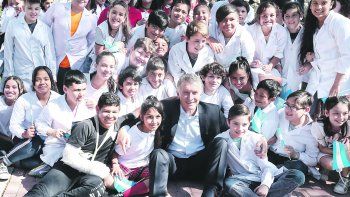 democracia. Macri, ayer, con niños de escuelas estatales de provincia de Buenos Aires.