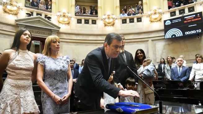 El exgobernador de Santiago del Estero, Gerardo Zamora, juró como senador nacional.