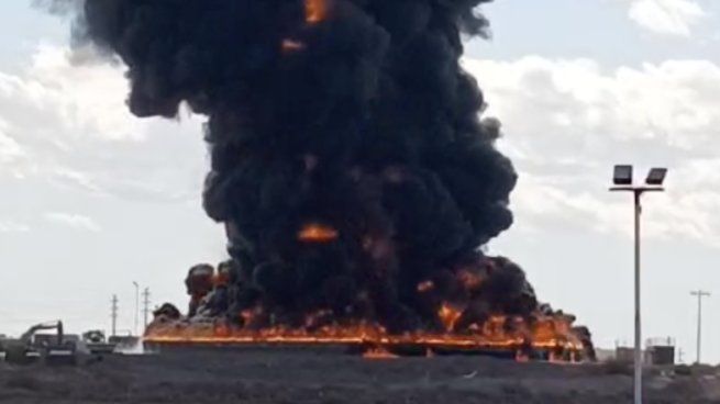 Impactantes imágenes del incendio en Vaca Muerta.