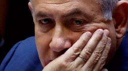 Casi tres años después del ataque de Hamás, el primer ministro enfrenta el desgaste de la guerra y una posible derrota parlamentaria. Sin embargo, la oposición no logra articular una mayoría para desplazarlo.