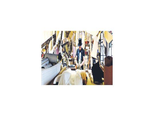 Laura Lima montó su muestra “El mago desnudo” tras una colecta que invitaba a la gente a llevar al museo toda clase de objetos viejos: herramientas, pinceles, papeles, revistas, lámparas, muebles de todo tipo, escobas, latas, frascos, mesas de trabajo para coser, libros, etcétera.