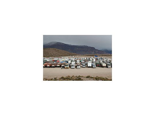 Todavía hay cerca de 3 mil camiones varados en la frontera con Chile