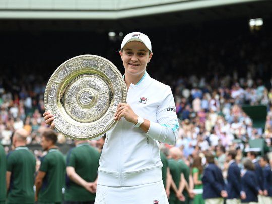 Barty y el trofeo de Wimbledon, su segundo Grand Slam.