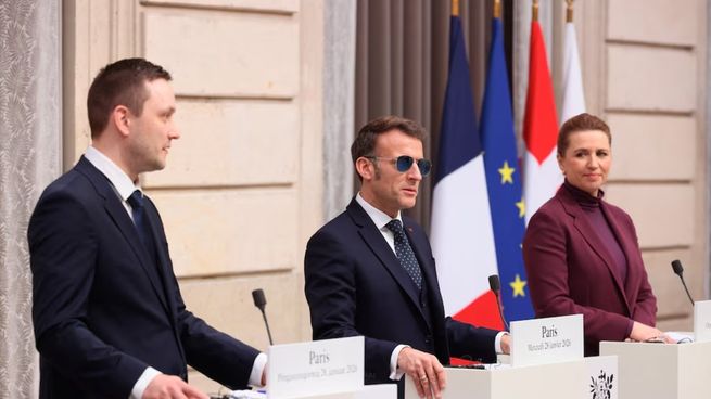 Emmanuel Macron, Mette Frederiksen y Jens-Frederik Nielsen encabezaron una conferencia de prensa tras la reunión.