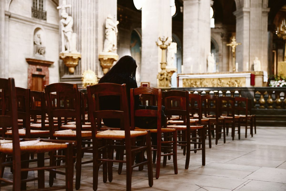impacto. Una mujer reza en una Iglesia de París. Las revelaciones publicadas ayer se suman a otras similares conocidas en los últimos años en Estados Unidos, Chile y Argentina. impacto. Una mujer reza en una Iglesia de París. Las revelaciones publicadas ayer se suman a otras similares conocidas en los últimos años en Estados Unidos, Chile y Argentina.