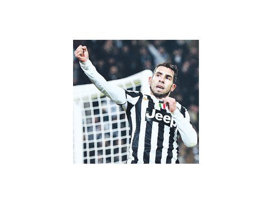 Carlos Tevez festeja uno de sus goles con el puño en alto. El  “Apache” marcó su primer “hat-trick” en el fútbol italiano y se llevó la pelota como premio. Juventus es puntero del Calcio.