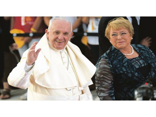Tercera gira.  El Papa fue recibido ayer por la presidenta de Chile, Michelle Bachelet. Es la tercera vez que visita la región desde 2013.