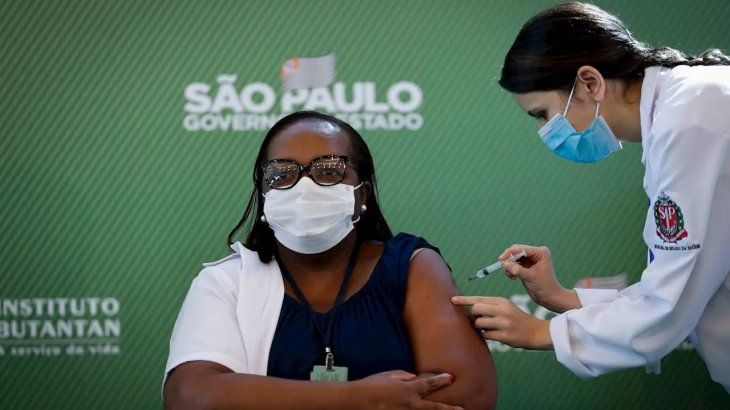 Brasil postergó cuatro meses la vacunación de los grupos de riesgo.
