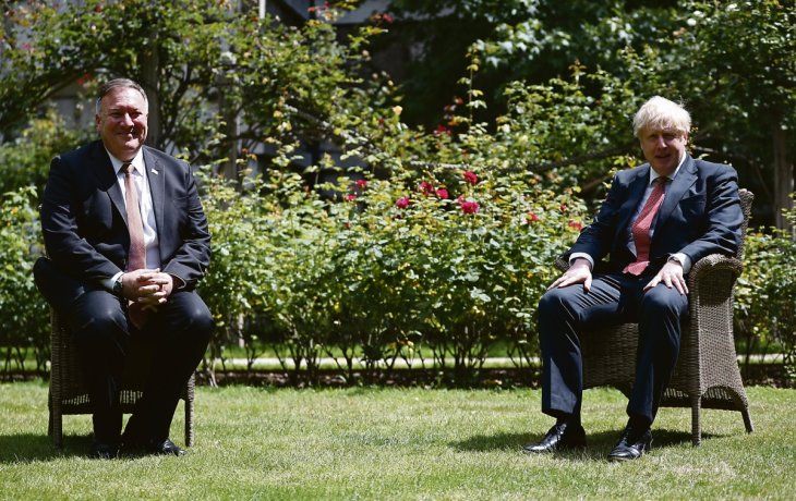 aLIANZA. El primer ministro Boris Johnson recibió ayer al jefe del Departamento de Estado norteamericano, Mike Pompeo, quien fustigó a China (ver Contratapa).