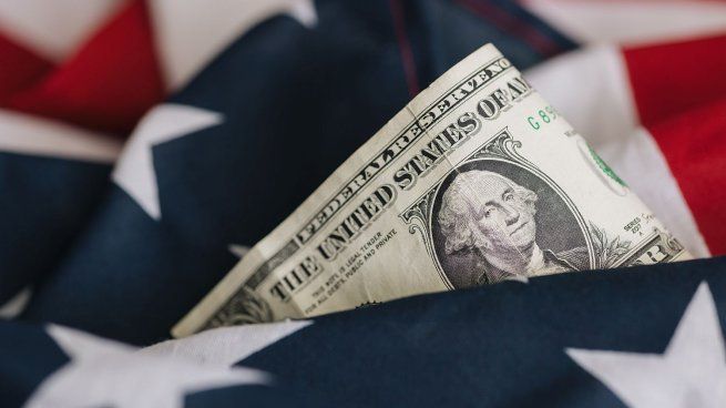Aunque se discute la desdolarización, la realidad muestra que el dólar sigue siendo la moneda líder, con alternativas como el euro y el yuan presentando limitaciones significativas.