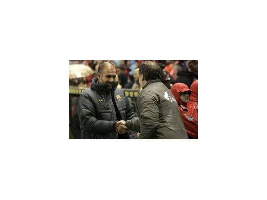 Saludo. Josep Guardiola sonríe y le estrecha la mano a Marcelo Bielsa. Sus equipos protagonizaron un gran partido de fútbol.