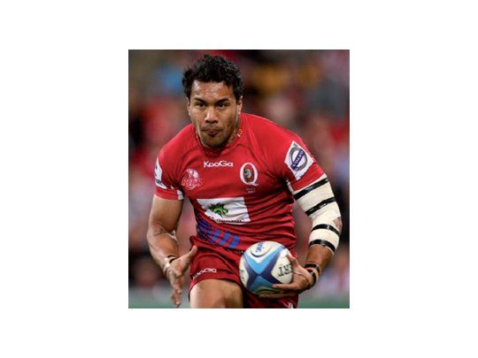 Duro ataque. Ioane, de Reds, inicia un avance ante Brumbies.