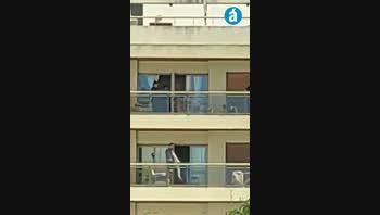 la plata: dramatico rescate de un hombre que intento suicidarse desde un quinto piso