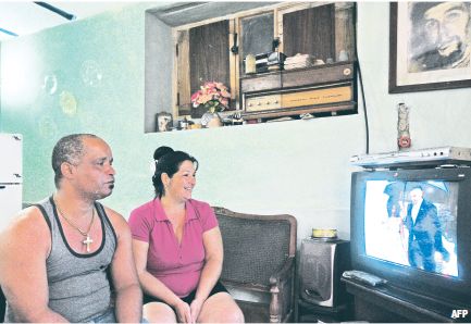 El esperado arribo del mandatario estadounidense fue seguido minuto a minuto por los cubanos a través de la televisión.