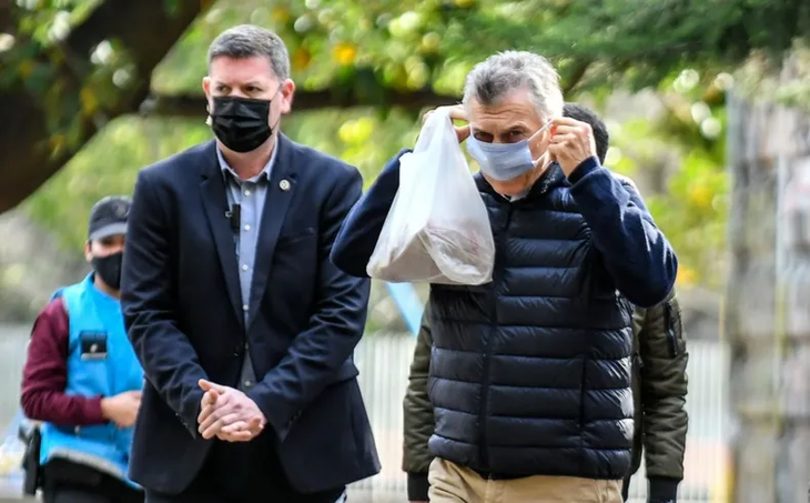 Como en las PASO 2021, este domingo Mauricio Macri llegó a votar con un paquete de facturas en la mano. Como en las PASO 2021, este domingo Mauricio Macri llegó a votar con un paquete de facturas en la mano.