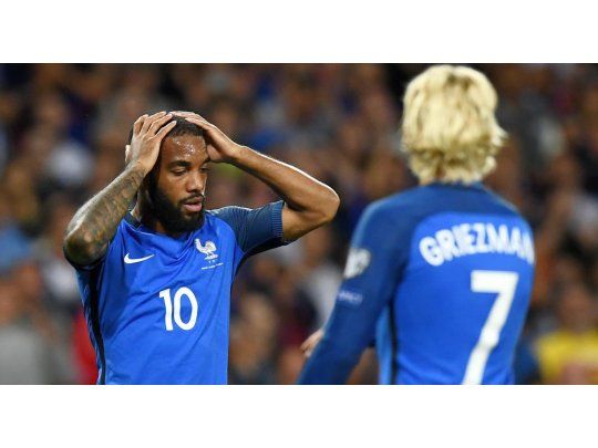 Lacazzete y Griezmann no pueden creer el empate de Francia con Luxemburgo que achica distancias en el grupo 1.