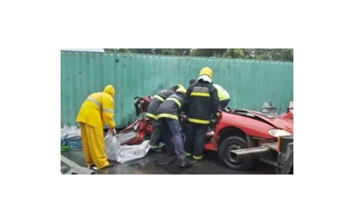 Tres turistas misioneros perdieron la vida y otros 2 resultaron con heridas de distinta consideración al ser aplastado el coche en que se desplazaban por un container