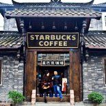 La cadena Starbucks cuenta con alrededor de 8.000 tiendas en China. La cadena Starbucks cuenta con alrededor de 8.000 tiendas en China.