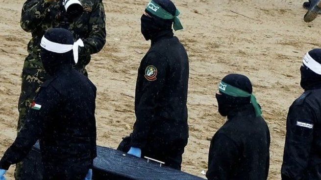La Cruz Roja Internacional recibió en el sur de Gaza los primeros cuerpos de rehenes israelíes entregados por Hamás.