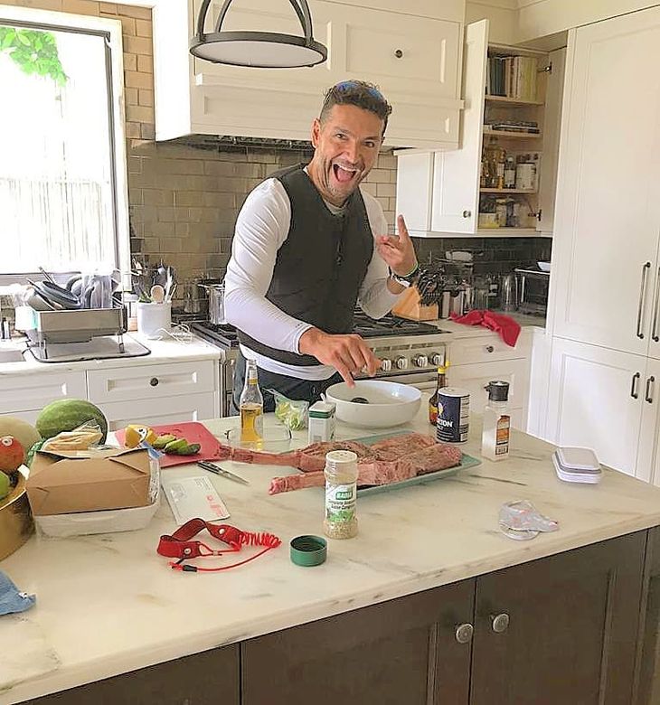 Martín Fuentes disfruta del gran espacio de la cocina Martín Fuentes disfruta del gran espacio de la cocina