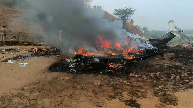 Restos del Learjet 45 que se estrelló en un campo abierto del oeste del país, sin dejar sobrevivientes.