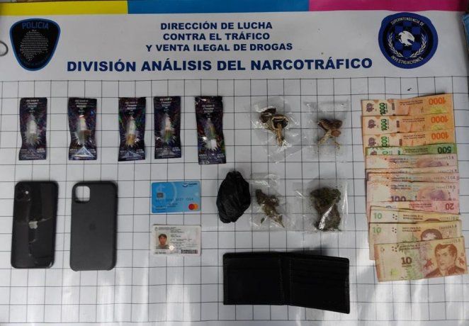Entre los objetos incautados por la policía se encuentran: el celular, la billeteras, las drogas y dinero en efectivo.&nbsp;