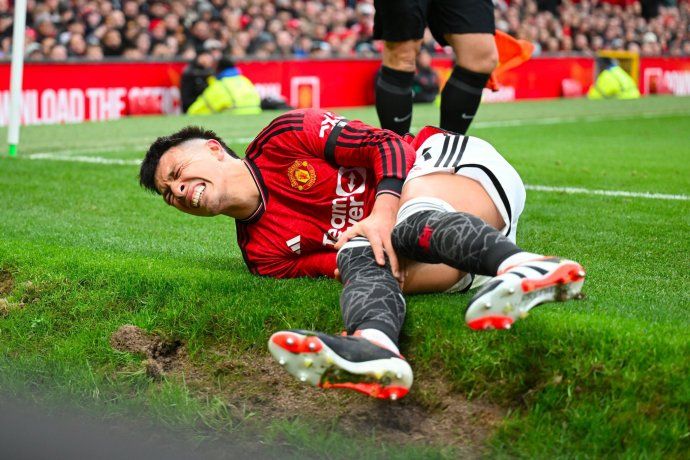 The moment in which Lisandro Martínez suffered the ligament injury in the match between Manchester United and West Ham, on matchday 23 of the Premier League, last February. The moment in which Lisandro Martínez suffered the ligament injury in the match between Manchester United and West Ham, on matchday 23 of the Premier League, last February.